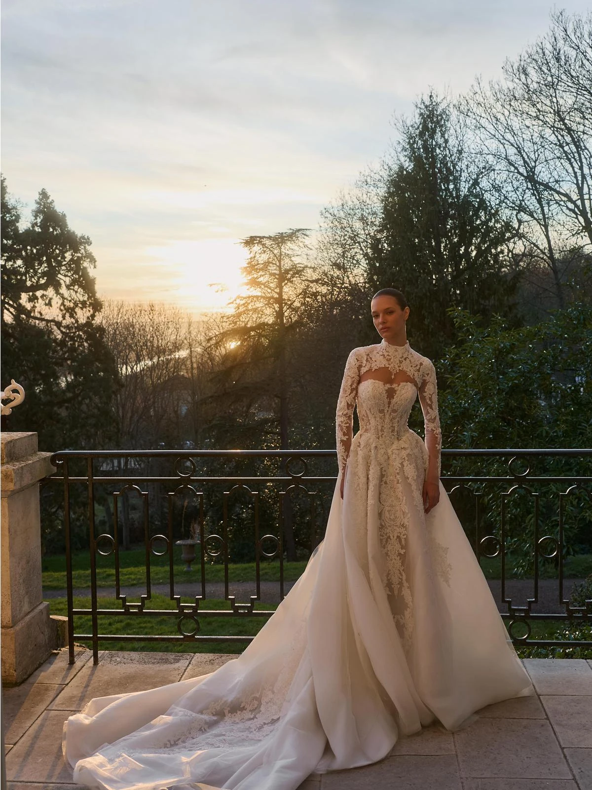 Abito da sposa con strascico disteso su una terrazza al tramonto. — selezione Maison Yana, riferimento 019