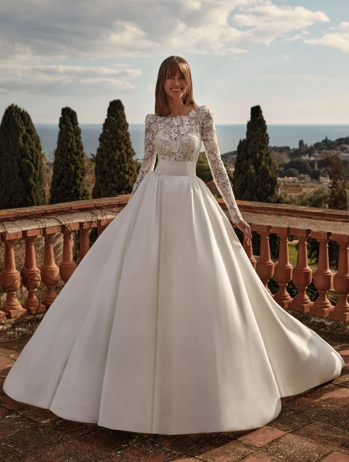Nicole, riferimento 038: abito con maniche lunghe decorate e gonna ampia