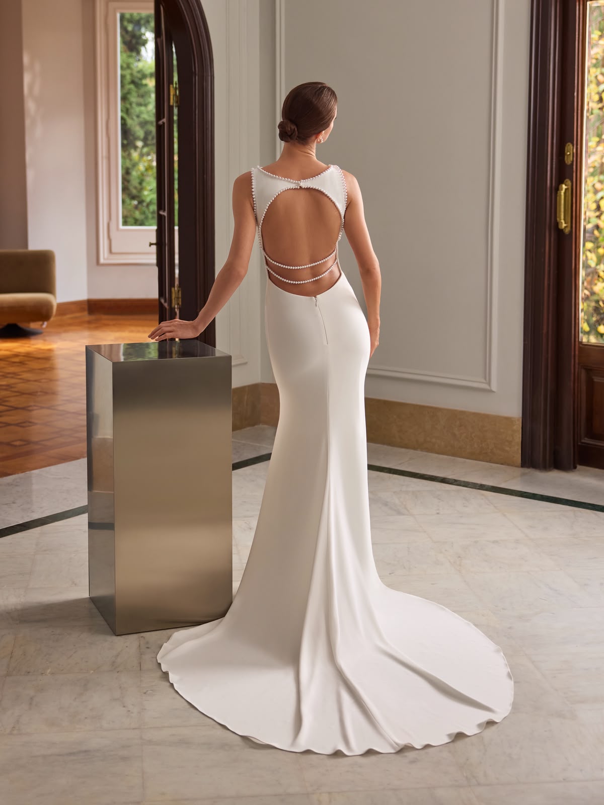Abito da sposa Pronovias Atelier: schiena aperta con fili luminosi