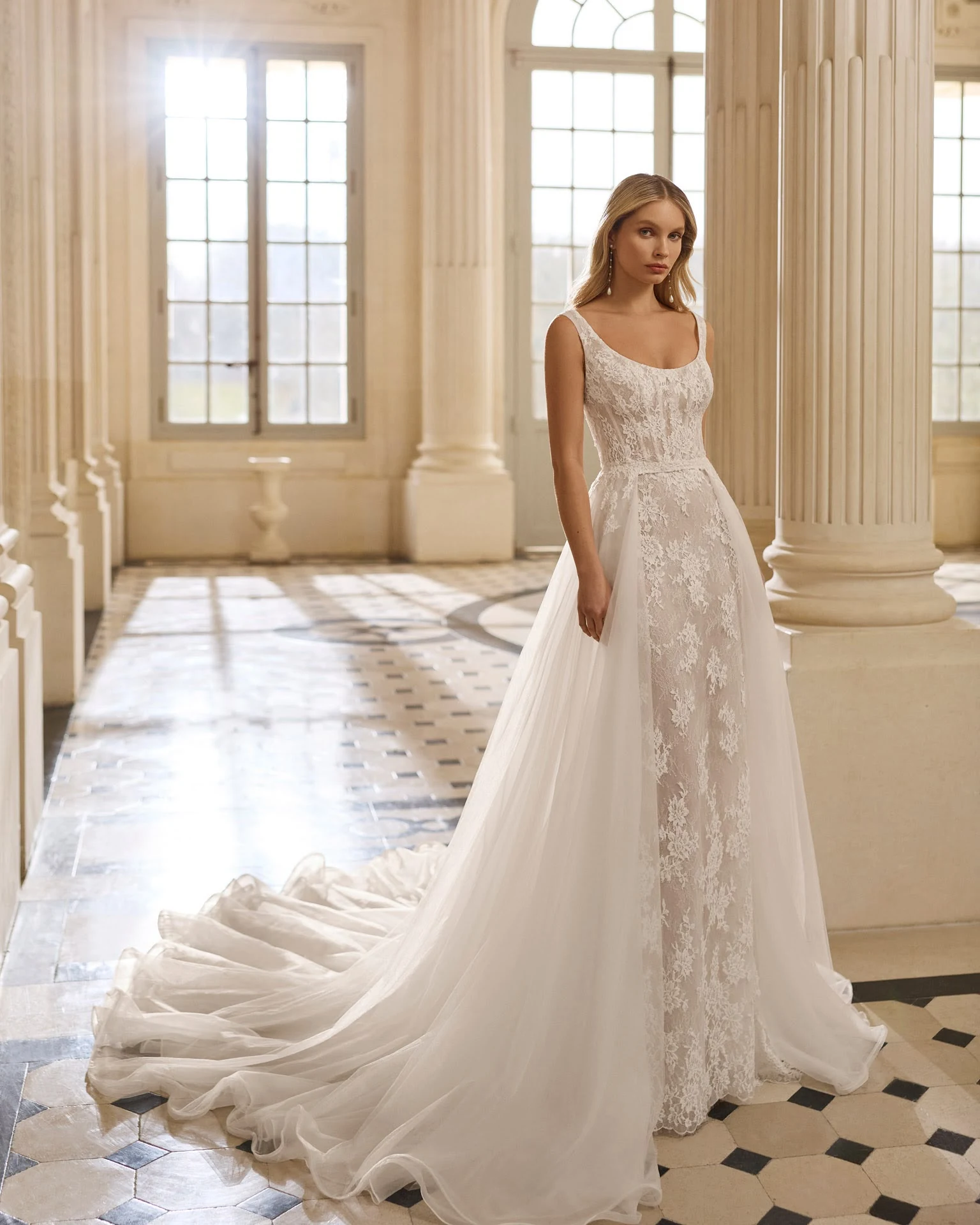 Abito da sposa AIRE Atelier: corpetto decorato e strascico disteso