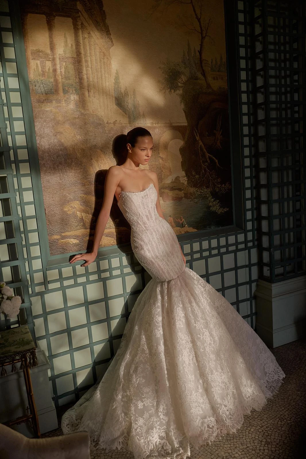 Abito da sposa con gonna ampia, fotografato in un interno. — selezione Maison Yana, riferimento 017