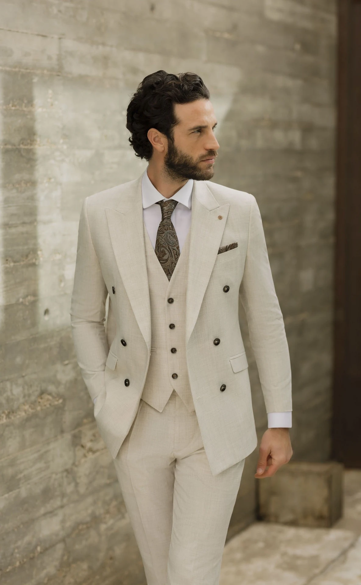 Roberto Vicenti, riferimento 005: Completo beige con gilet a doppiopetto