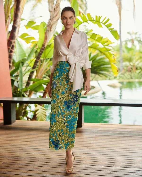 AIRE Cerimonia, riferimento 016: Completo con blusa chiara annodata e gonna a fantasia