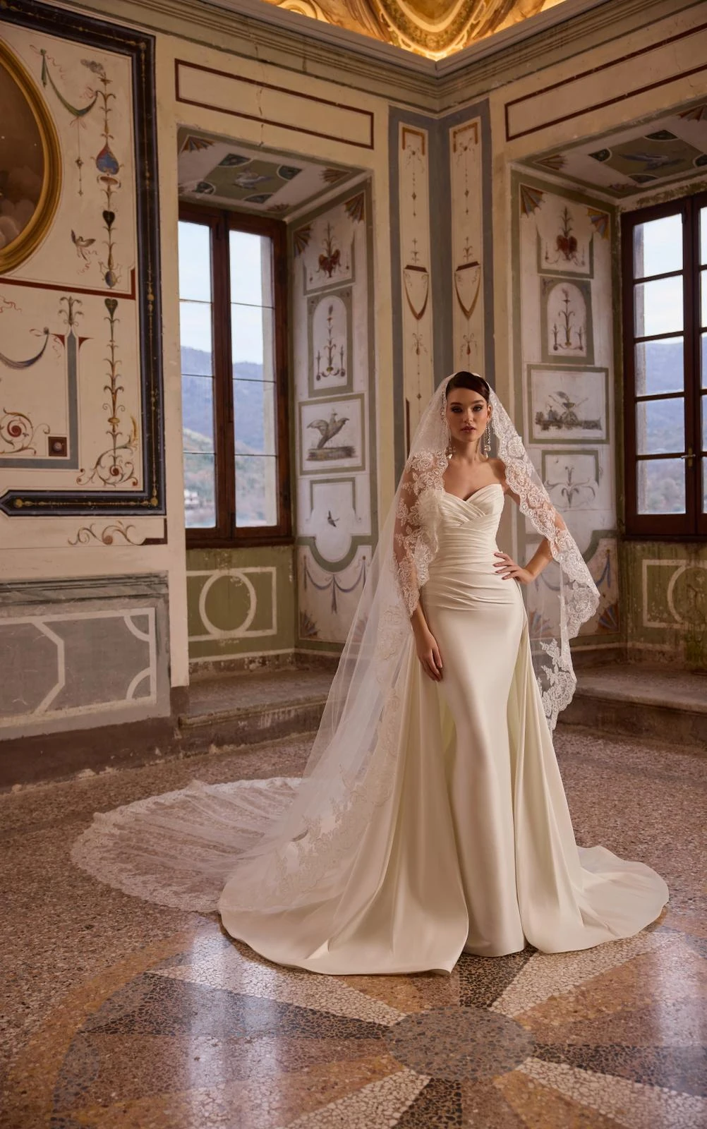 Abito da sposa Morilee: velo e drappeggio nella sala affrescata