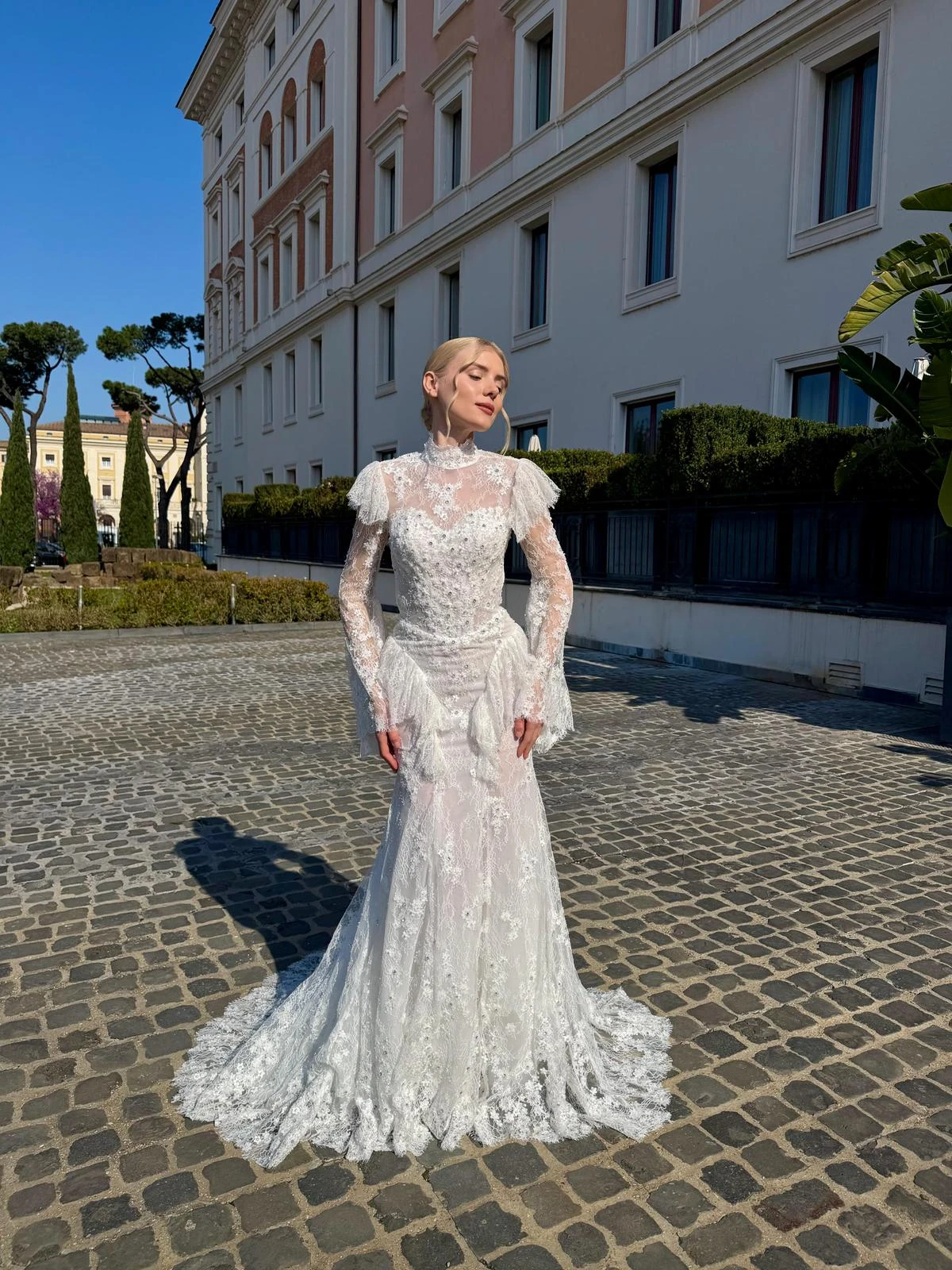 Abito da sposa con maniche ampie e decorazioni, fotografato in città. — selezione Maison Yana, riferimento 023