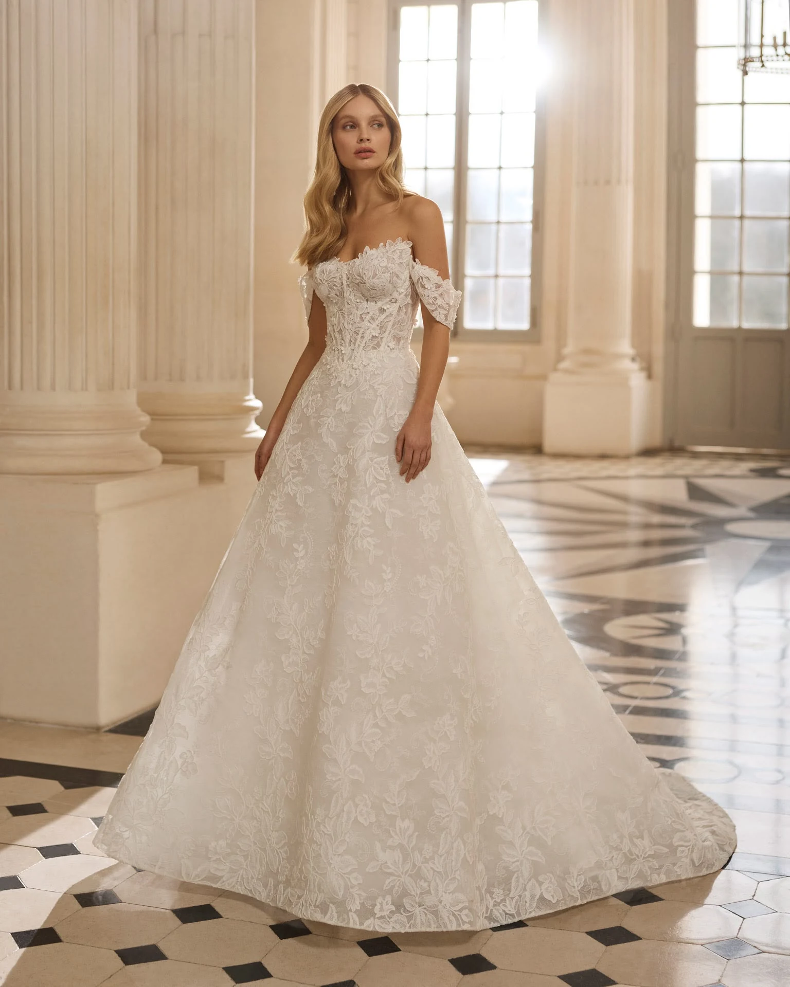 Abito da sposa AIRE: scollo omerale e gonna con motivi floreali