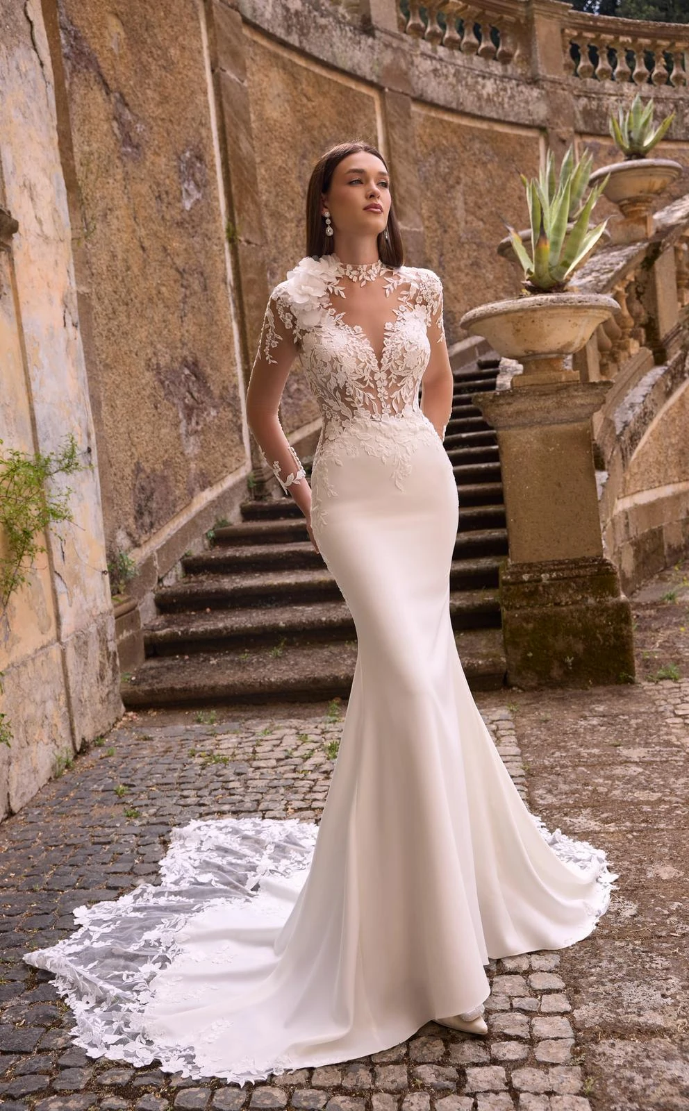 Abito da sposa Morilee: silhouette aderente e strascico sulla scalinata