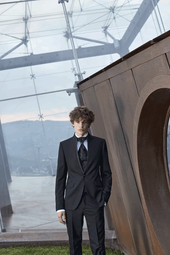 Carlo Pignatelli, riferimento 007: completo scuro con gilet, inquadratura verticale