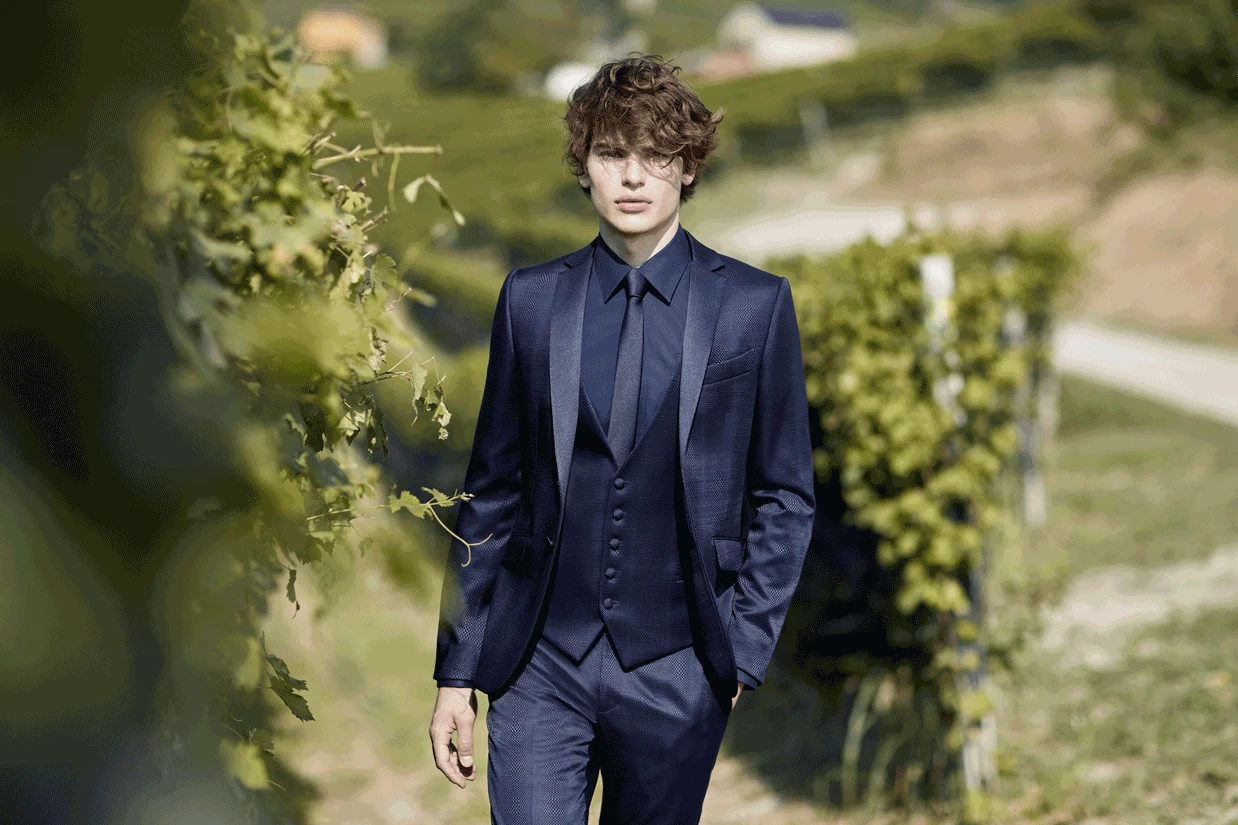 Carlo Pignatelli, riferimento 004: completo blu con gilet, ritratto in giardino