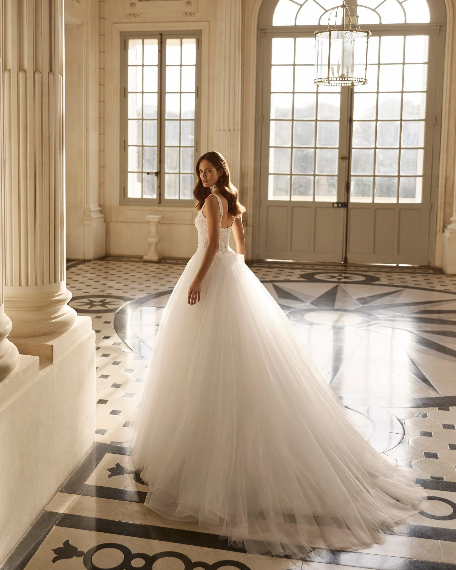 Abito da sposa AIRE Atelier: la gonna ampia vista di spalle tra le colonne