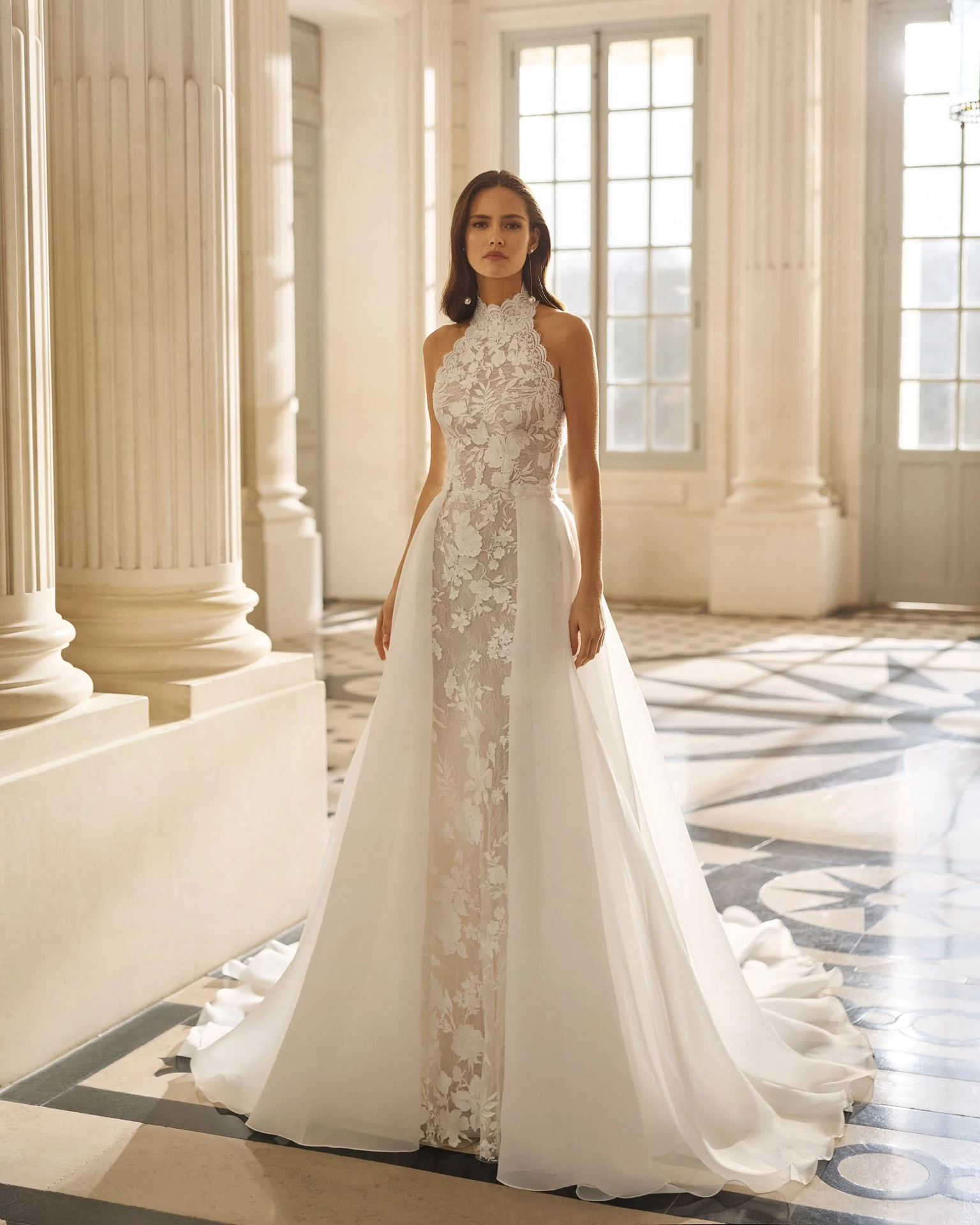 Abito da sposa AIRE Atelier: scollo alto e pannello centrale decorato