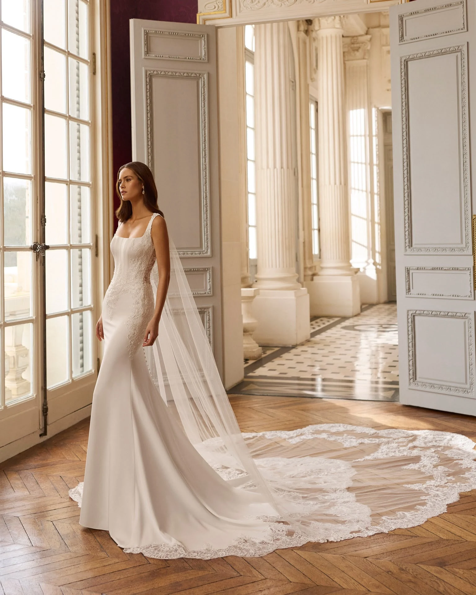 Abito da sposa AIRE: abito a figura intera accanto alla finestra