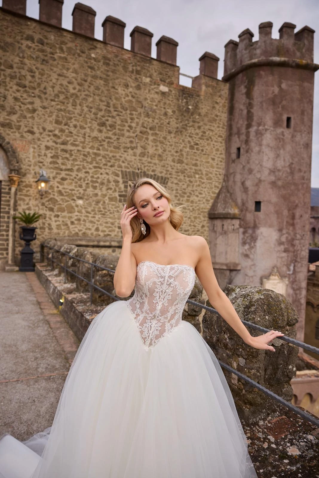 Abito da sposa Madeline Gardner: corpetto decorato e gonna ampia
