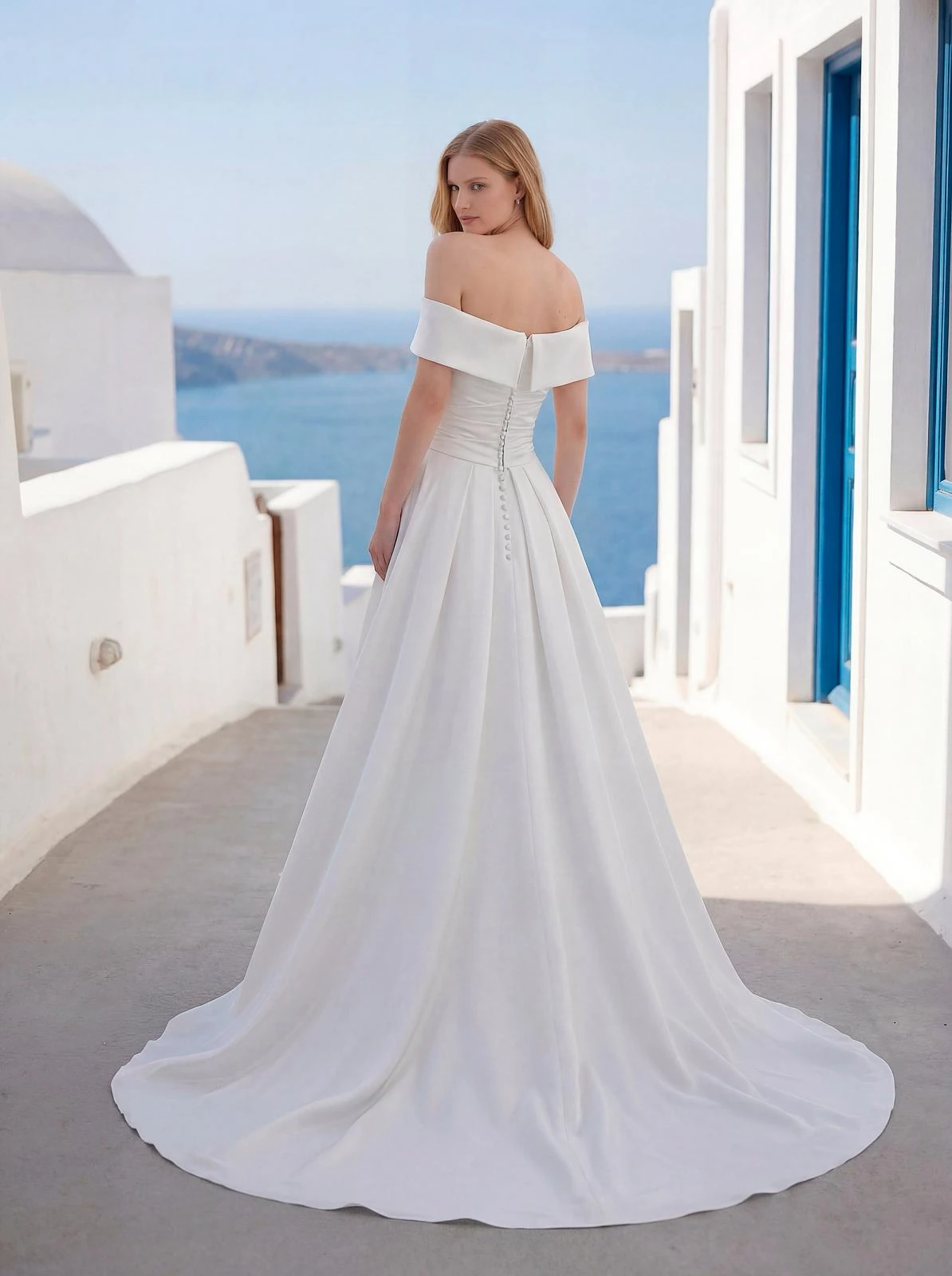 Abito da sposa Madeline Gardner: scollo omerale e strascico, vista posteriore
