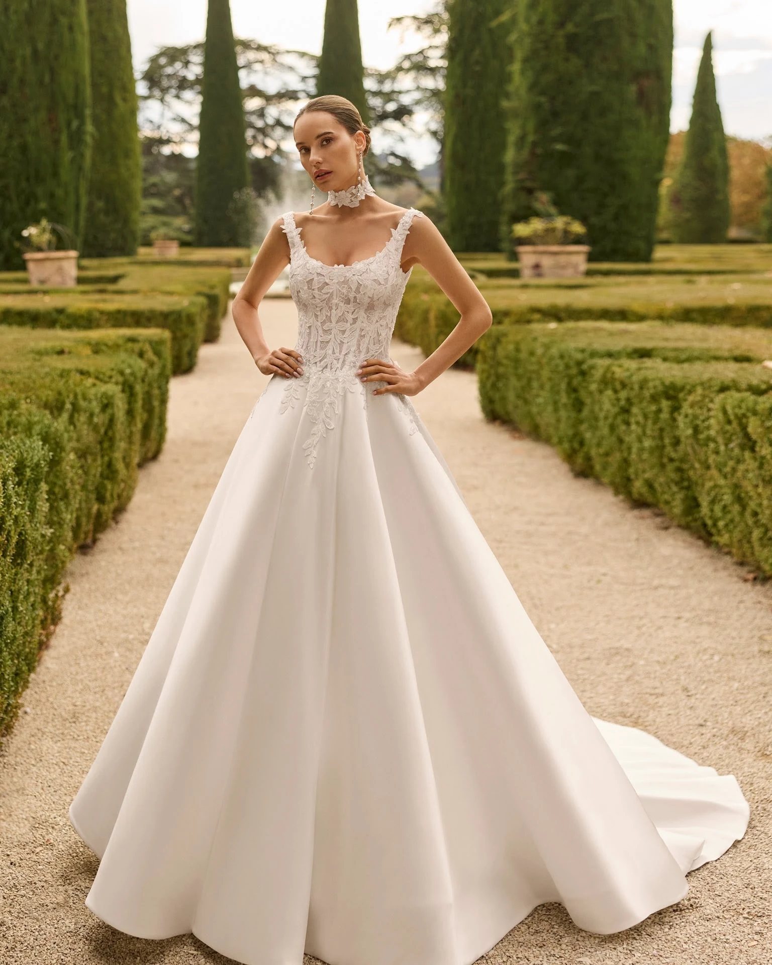 Abito da sposa AIRE: corpetto decorato e gonna dalle linee essenziali