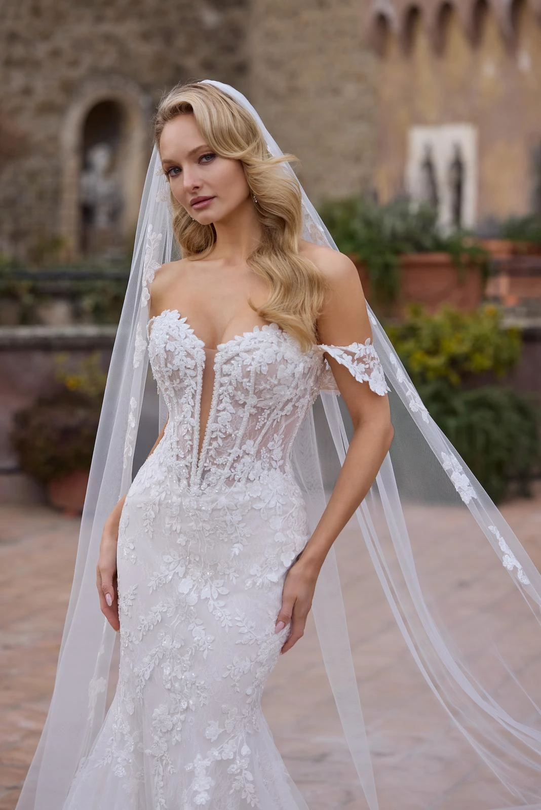 Abito da sposa Madeline Gardner: corpetto decorato e scollo omerale
