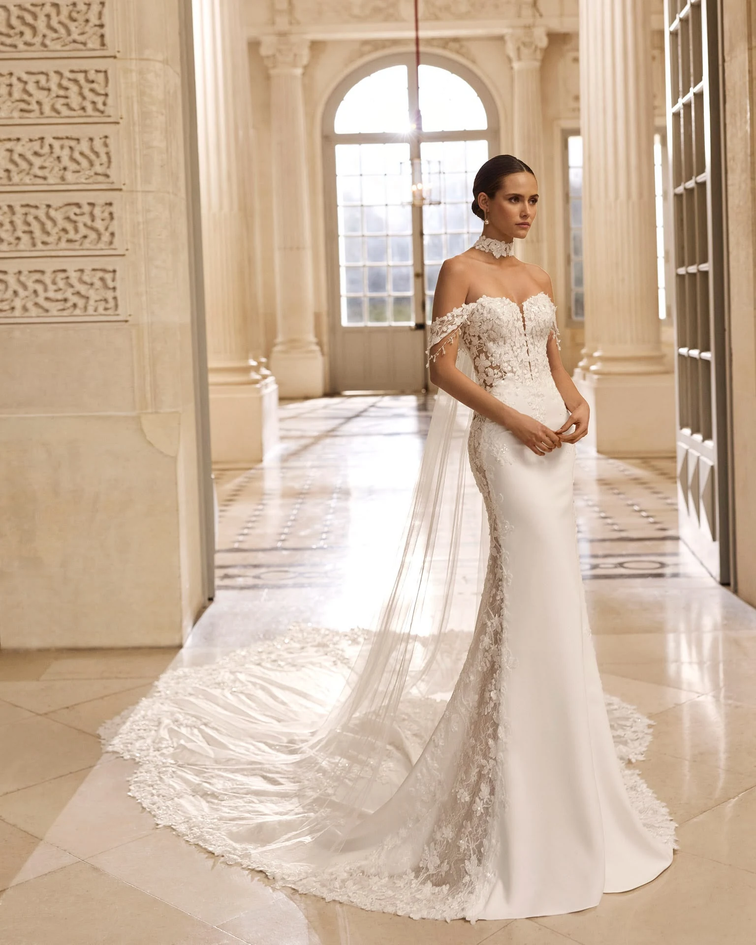 Abito da sposa AIRE: scollo omerale e dettagli floreali