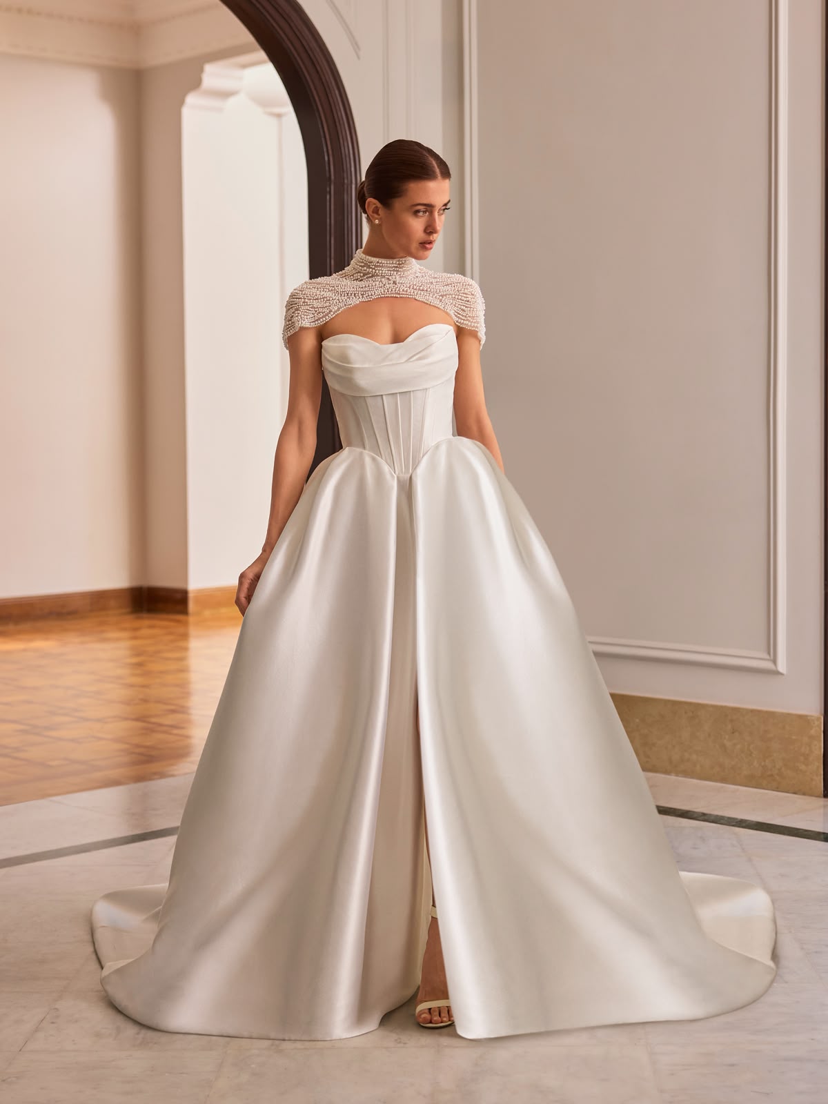 Abito da sposa Pronovias Atelier: mantellina luminosa su gonna ampia
