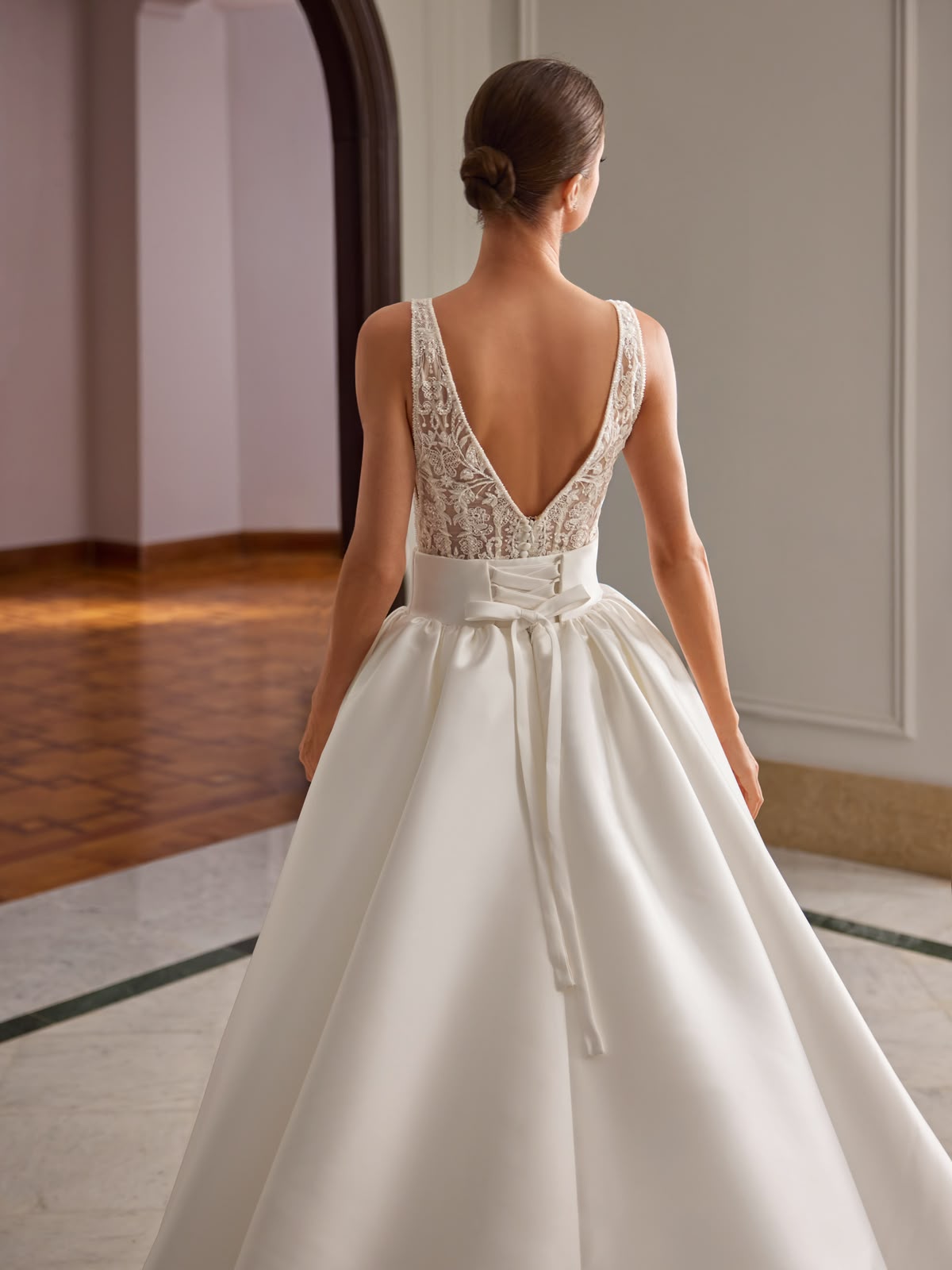 Abito da sposa Pronovias Atelier: schiena a V e grande fiocco in vita