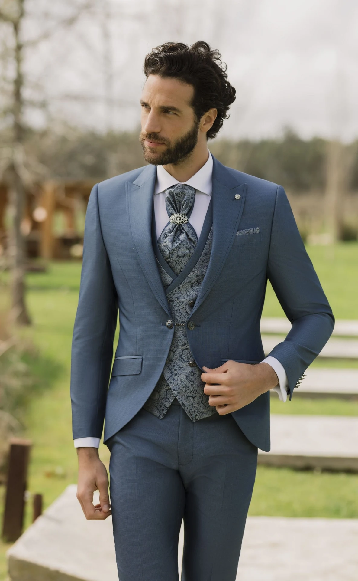 Roberto Vicenti, riferimento 010: Completo blu con gilet a fantasia