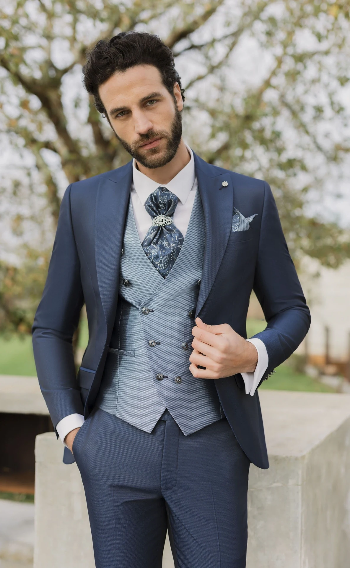 Roberto Vicenti, riferimento 012: completo blu con gilet doppiopetto chiaro e plastron in fantasia blu