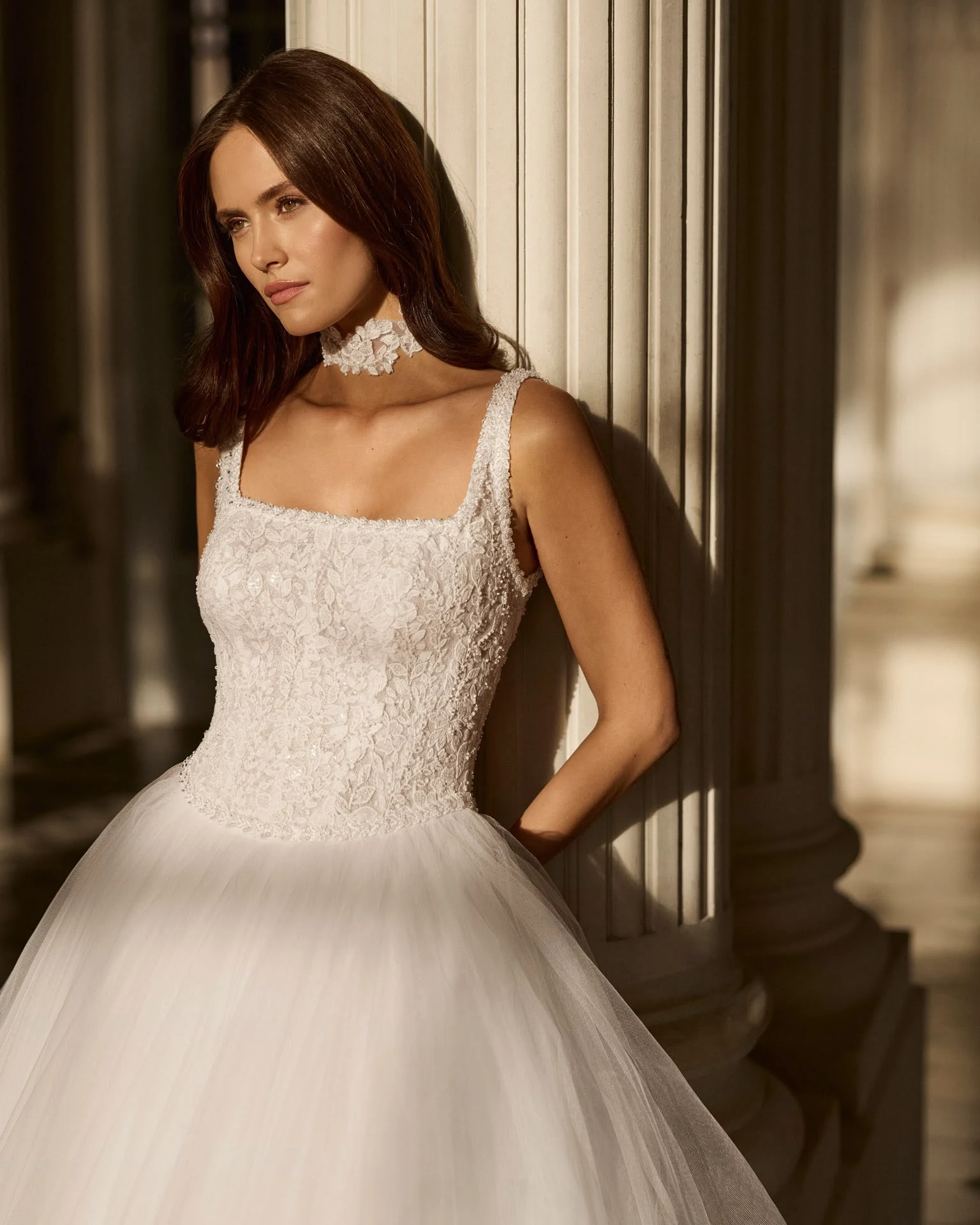 Abito da sposa AIRE Atelier: dettaglio del corpetto con spalline