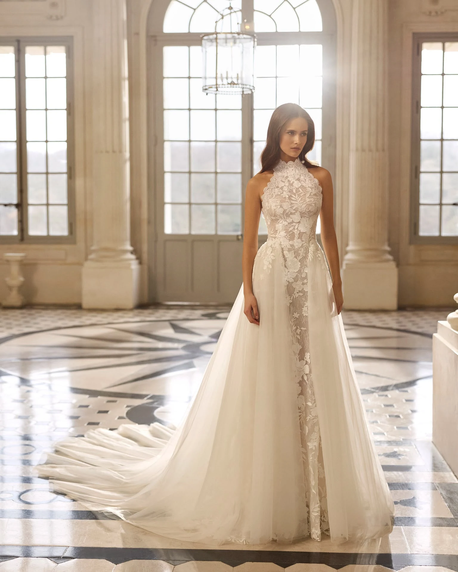 Abito da sposa AIRE Atelier: dettaglio dello scollo alto e dei motivi floreali