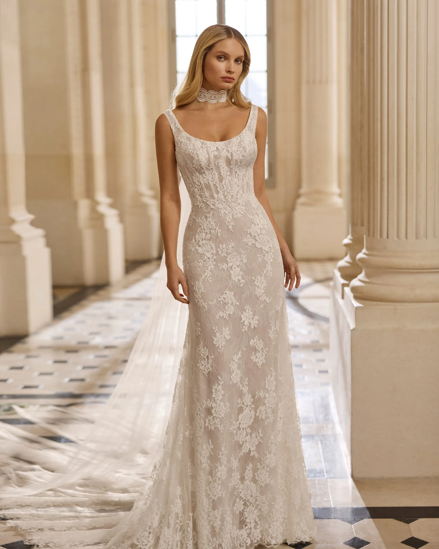 Abito da sposa AIRE Atelier: spalline e abito con motivi floreali
