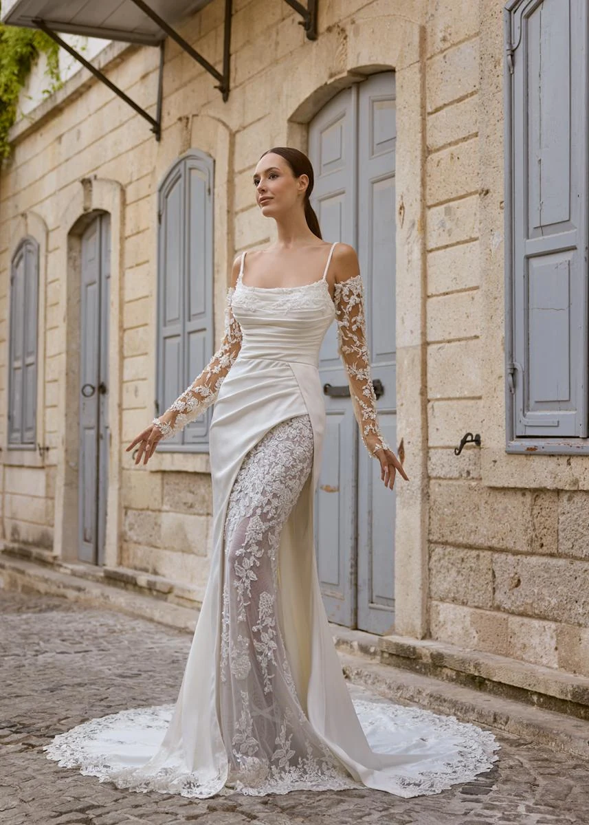 Madam Burcu, riferimento 022: abito drappeggiato con maniche decorate