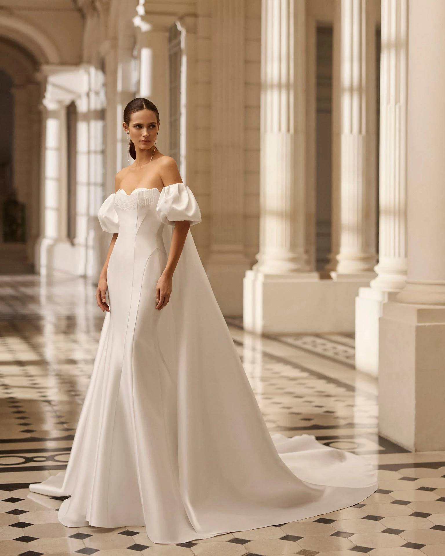 Abito da sposa AIRE: maniche voluminose e gonna fluida