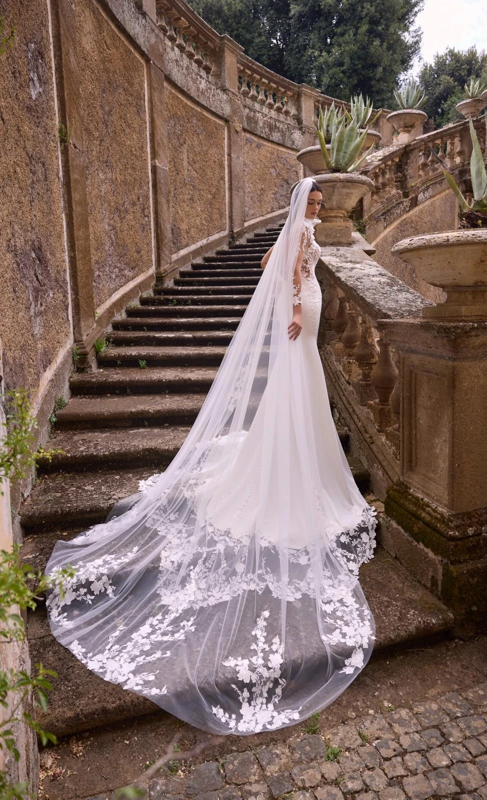 Abito da sposa Morilee: velo bordato di motivi floreali