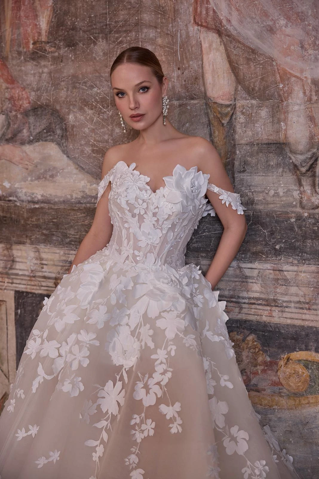 Abito da sposa Morilee: dettaglio del corpetto con motivi floreali