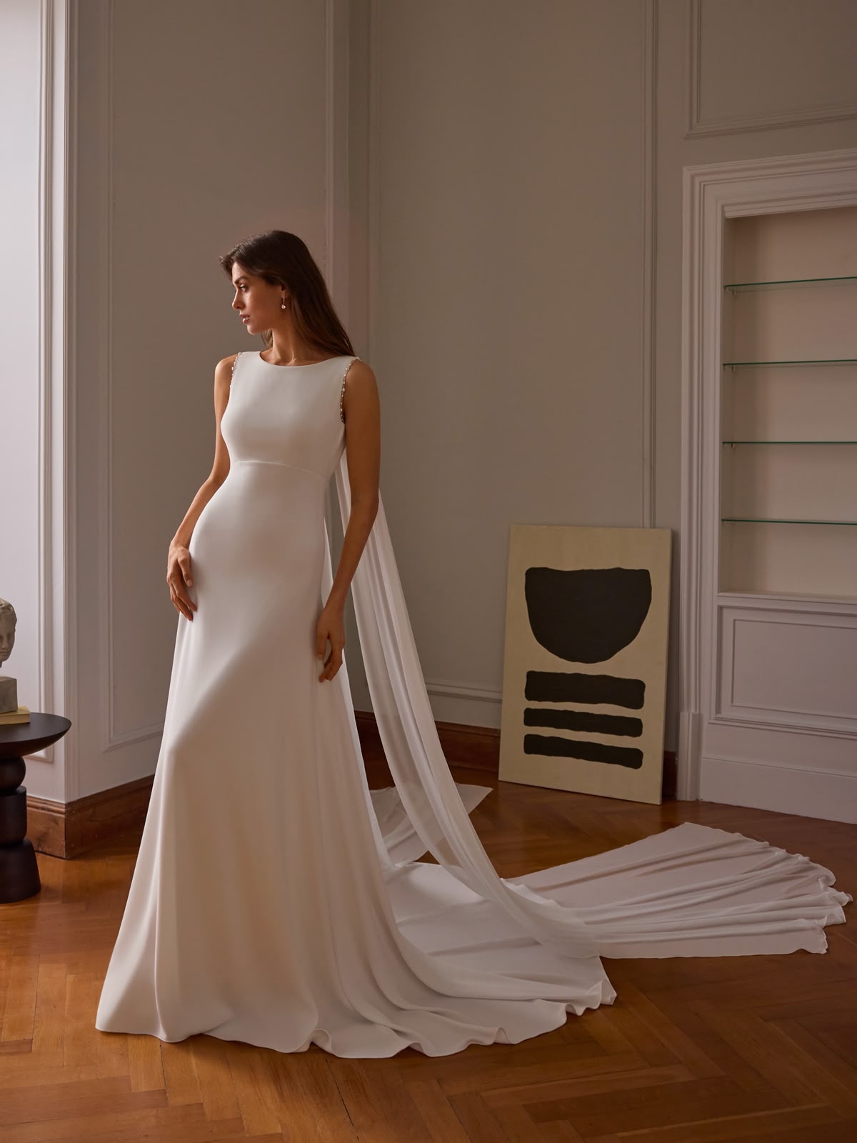Abito da sposa Pronovias Atelier: linea pulita con lunga mantella fluida