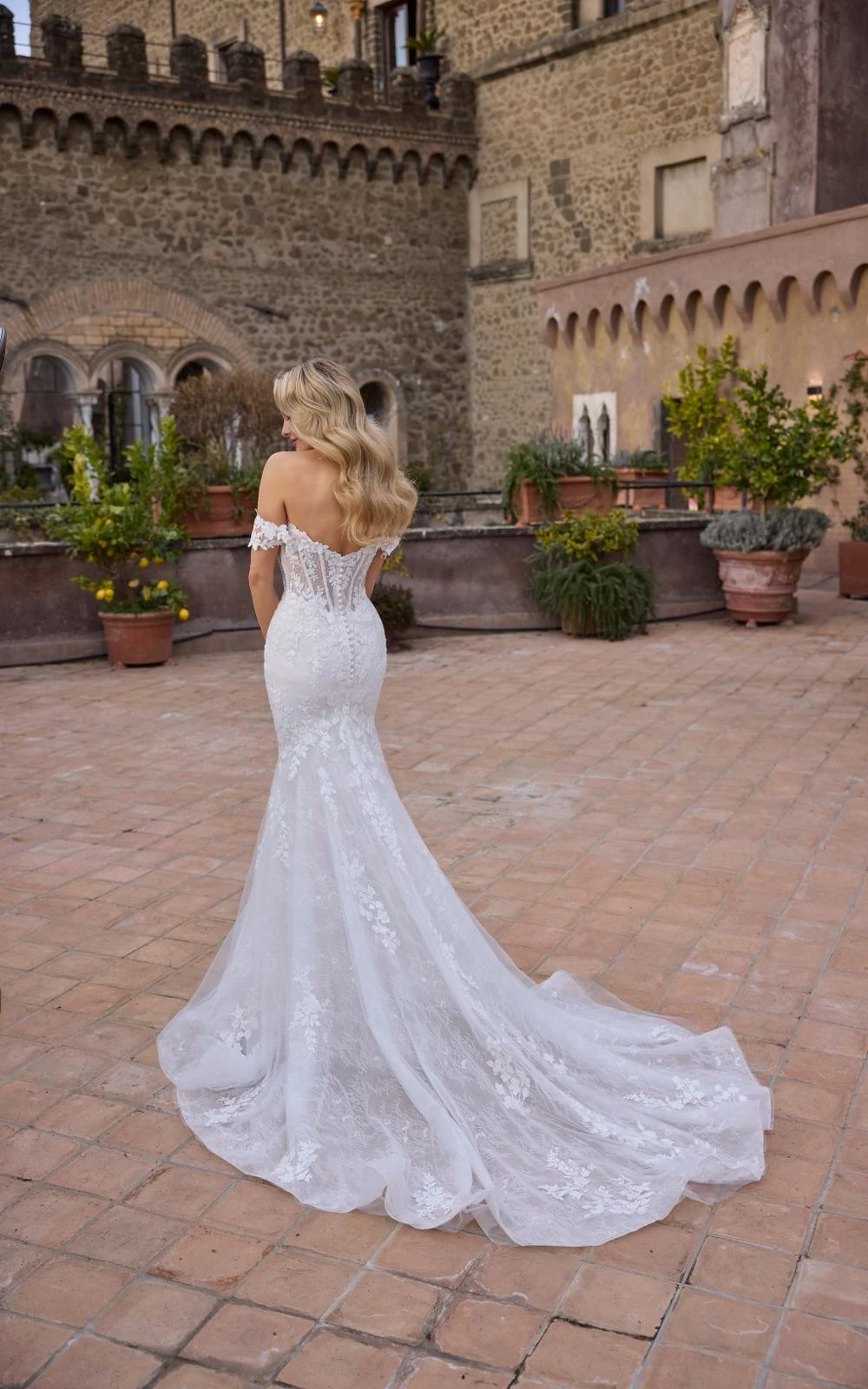 Abito da sposa Madeline Gardner: linea aderente e strascico decorato