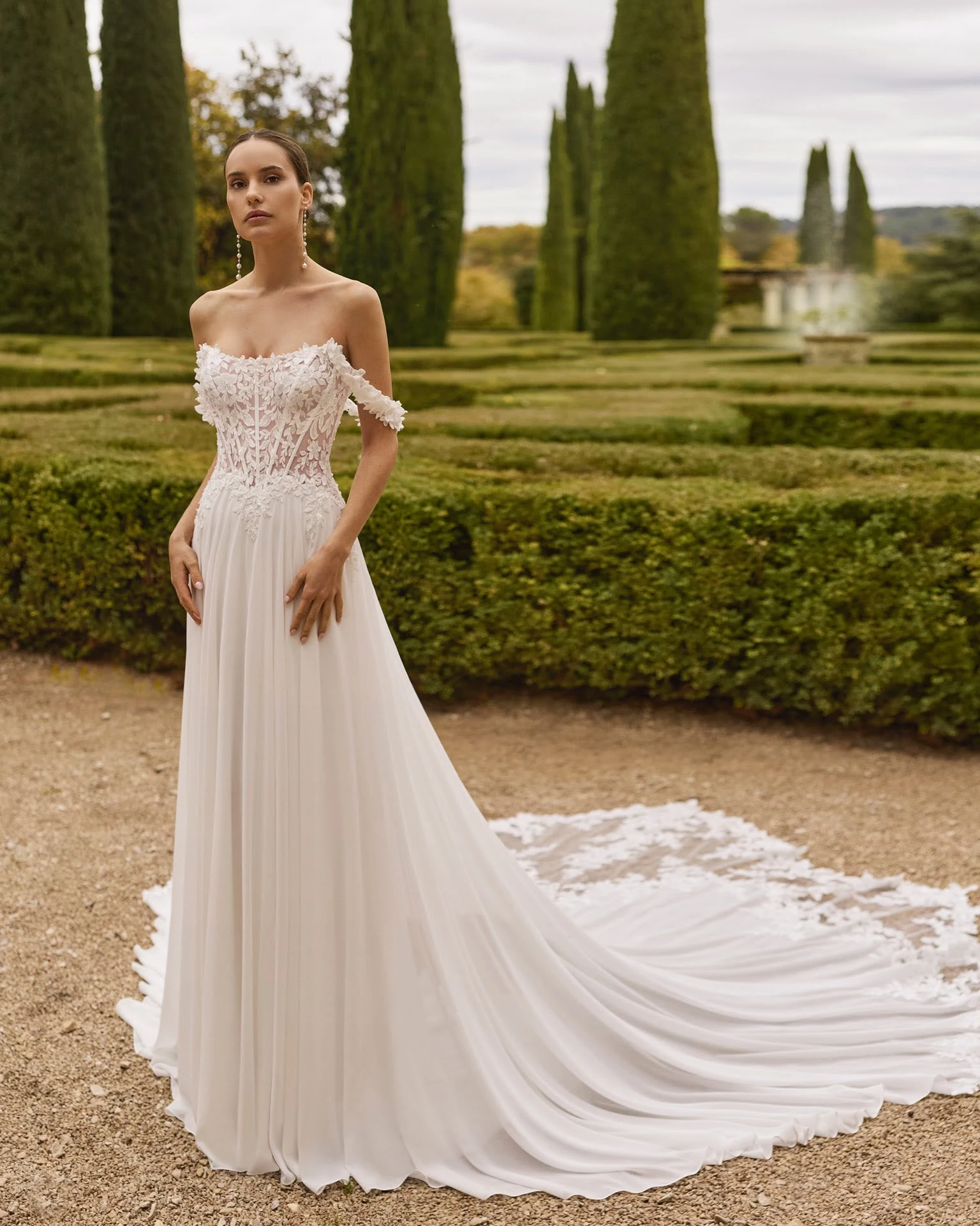 Abito da sposa AIRE: scollo omerale e corpetto con motivi floreali