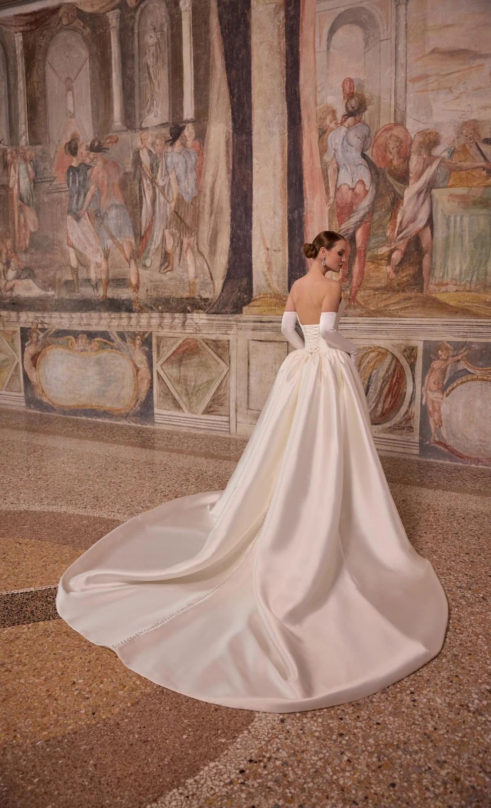Abito da sposa Madeline Gardner: la gonna e lo strascico visti di spalle