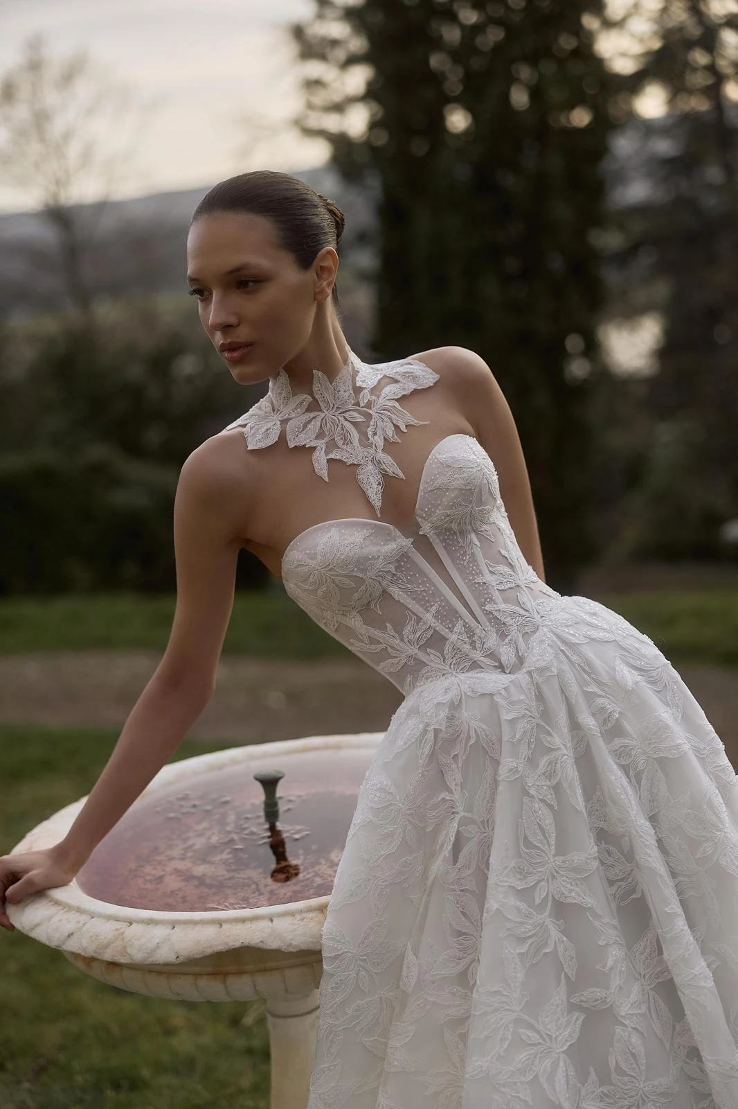 Abito da sposa con decorazione al collo, fotografato in giardino. — selezione Maison Yana, riferimento 013