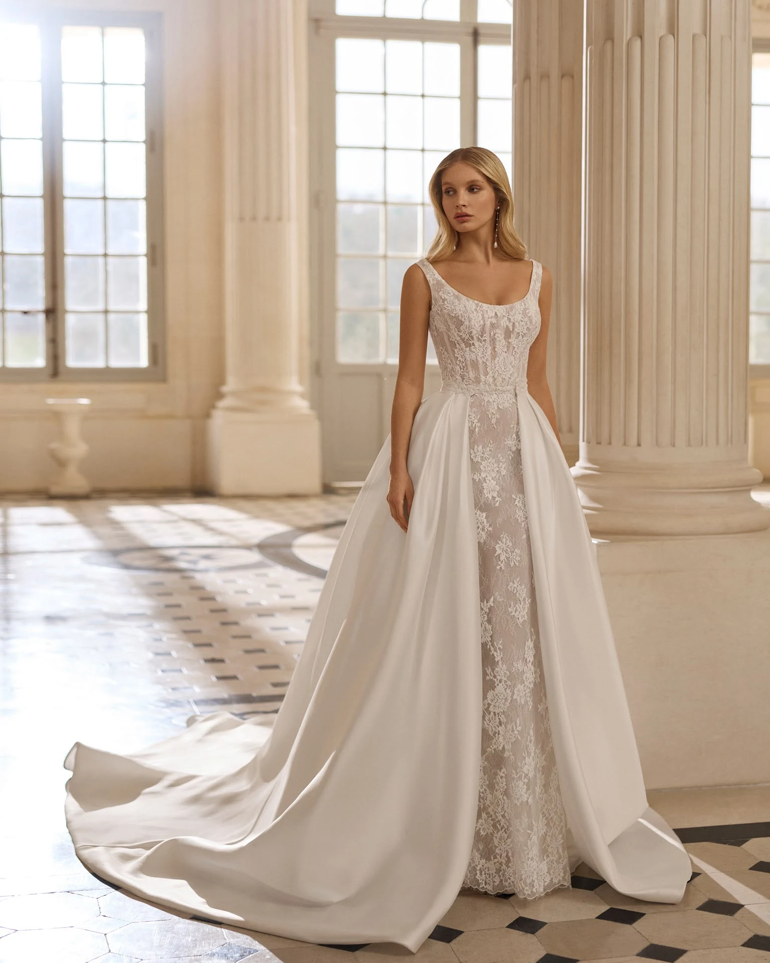 Abito da sposa AIRE Atelier: gonna aperta sul pannello centrale decorato