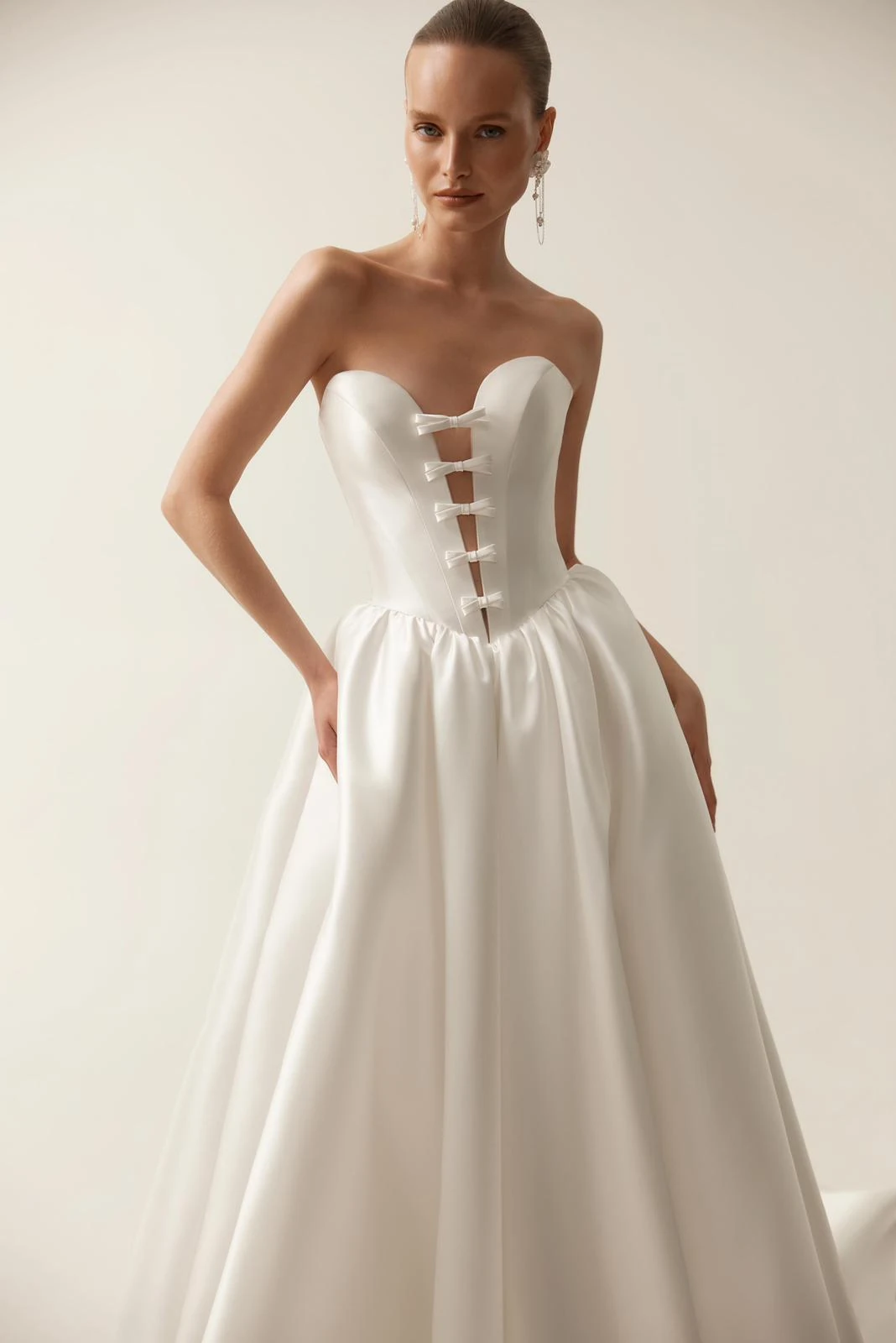Abito da sposa senza spalline con aperture e dettagli sul davanti. — selezione Maison Yana, riferimento 021
