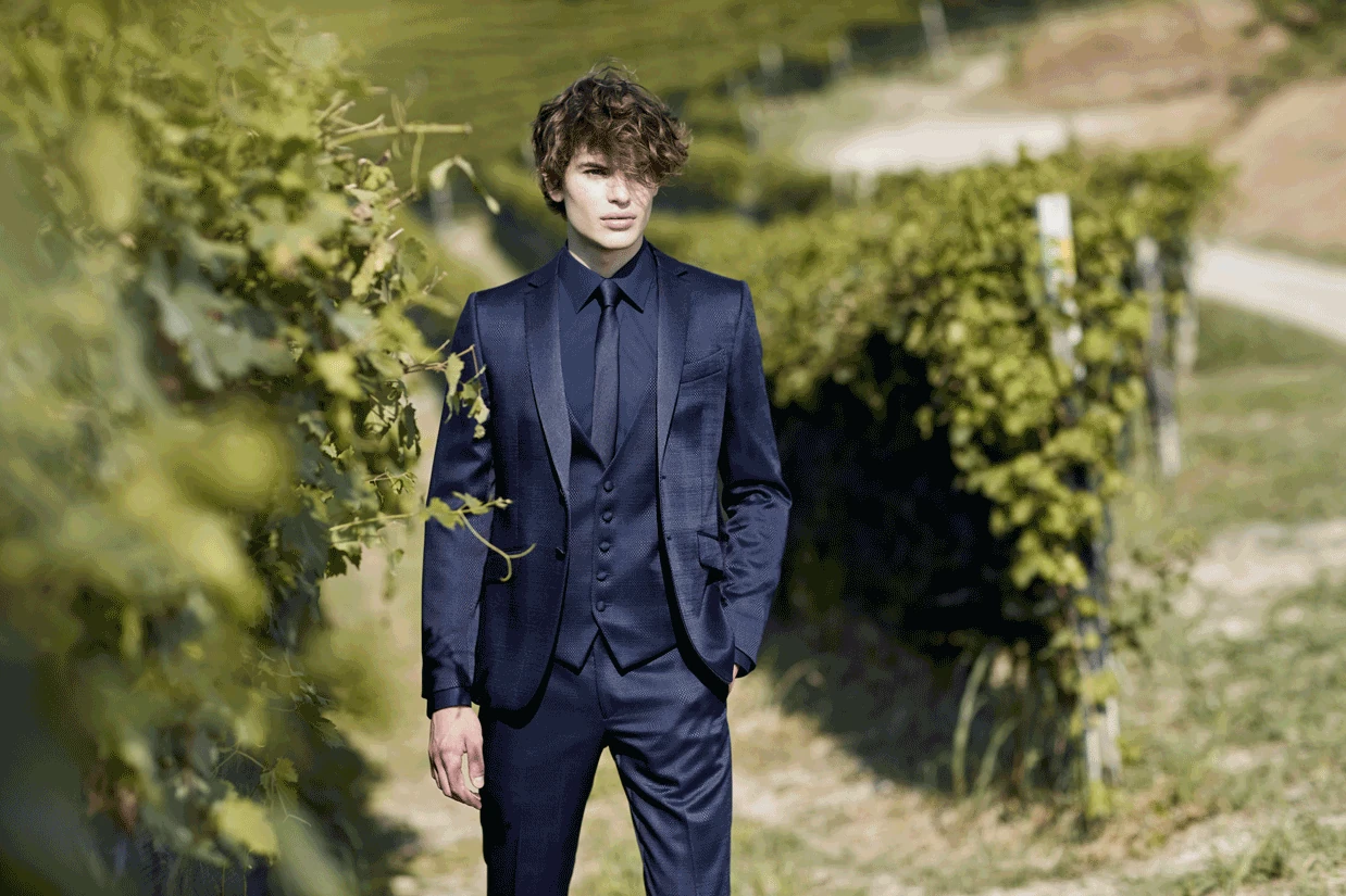 Carlo Pignatelli, riferimento 003: completo blu con gilet e camicia scura in giardino