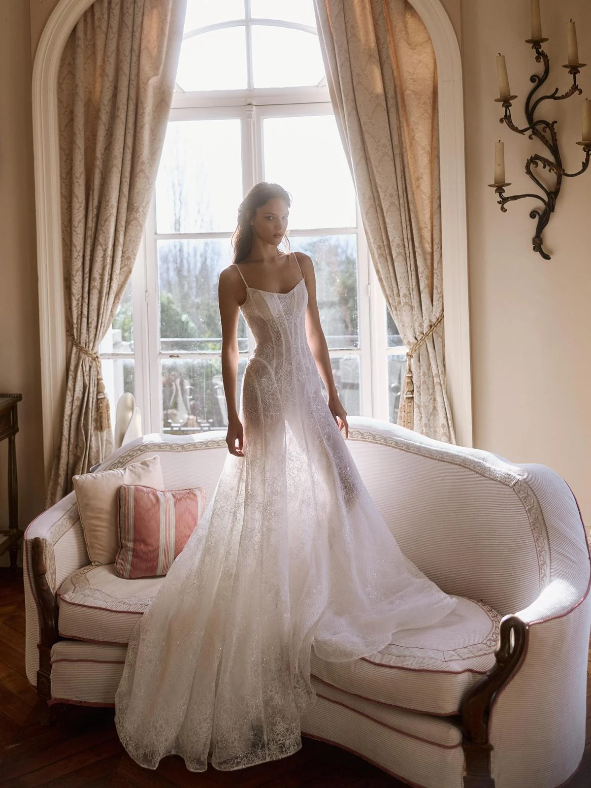 Abito da sposa senza spalline, con gonna distesa su un divano. — selezione Maison Yana, riferimento 009