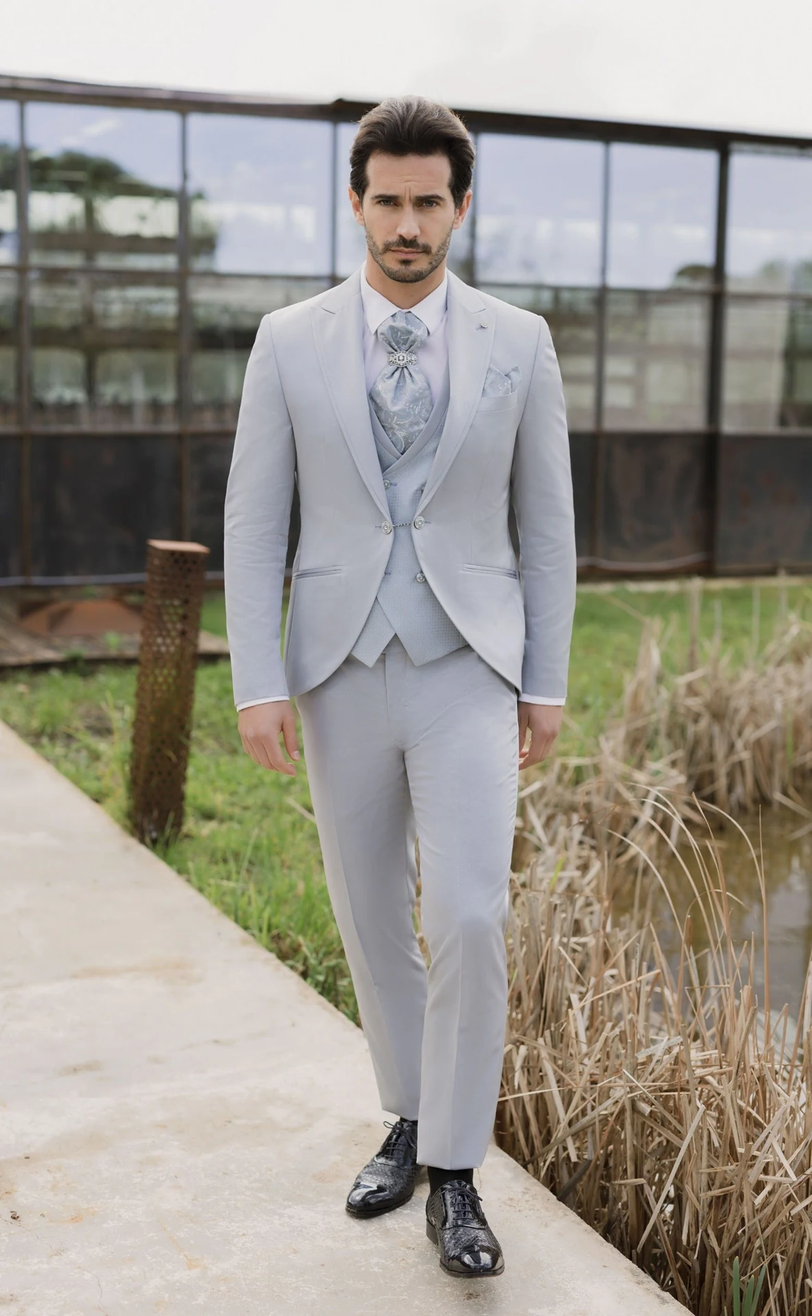 Roberto Vicenti, riferimento 011: completo grigio perla con gilet e plastron in fantasia chiara, all'aperto