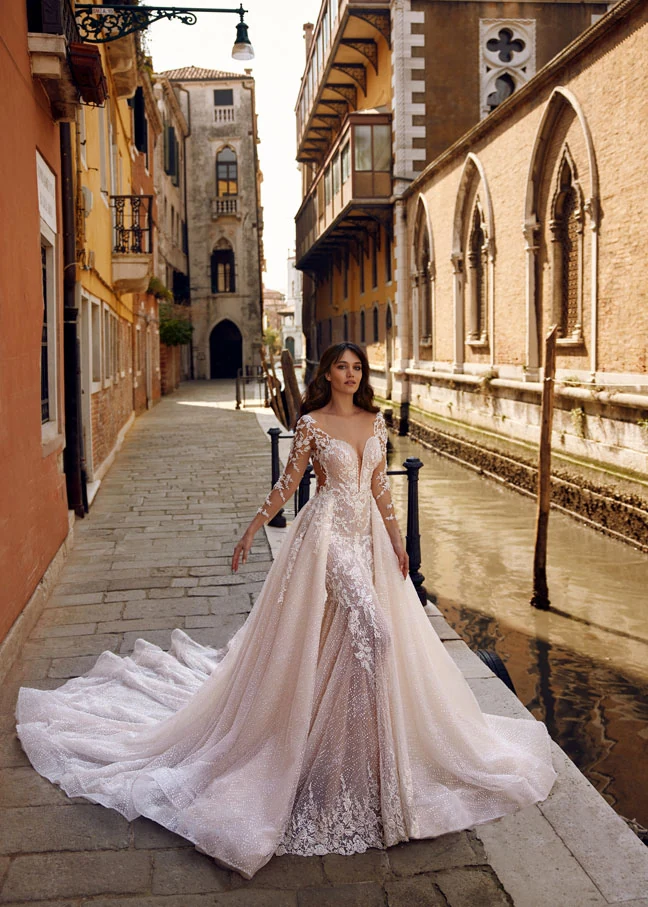 Madam Burcu, riferimento 006: gonna ampia e maniche decorate lungo il canale