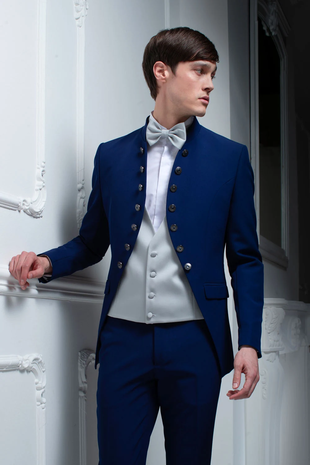 Musani Uomo, riferimento 008: giacca blu con collo alto e gilet chiaro