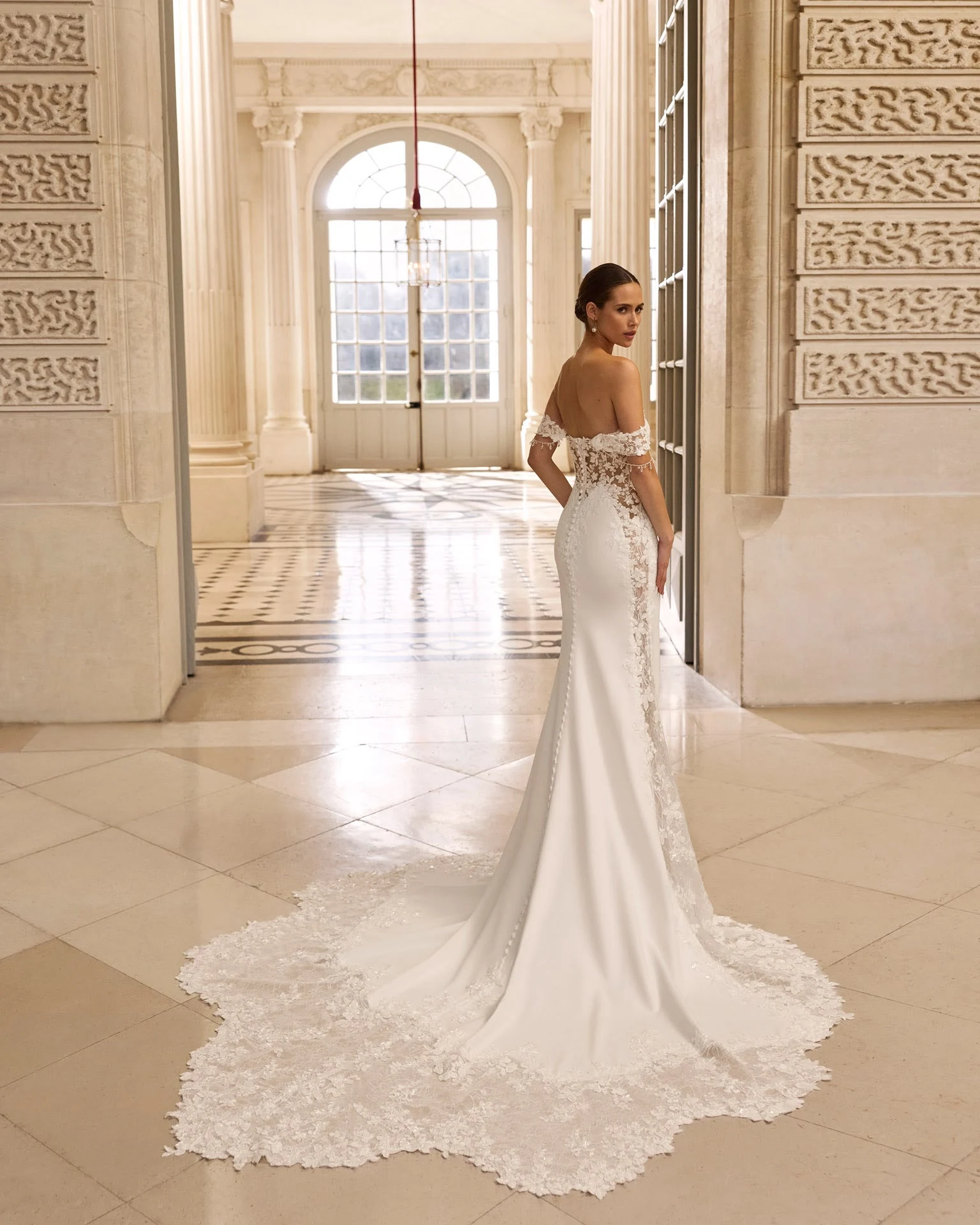 Abito da sposa AIRE: silhouette aderente e strascico decorato