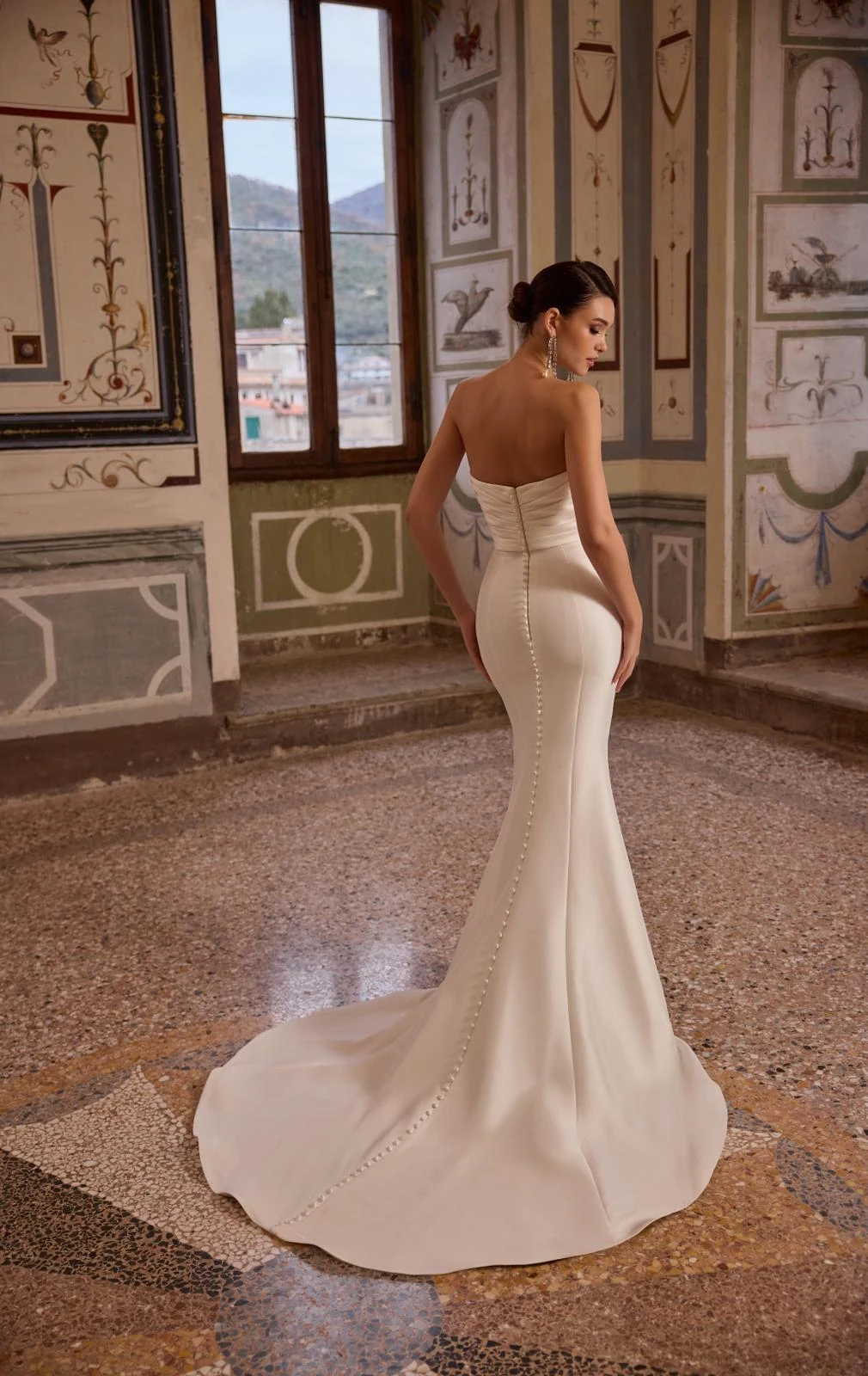 Abito da sposa Morilee: schiena scoperta e strascico dalla linea morbida
