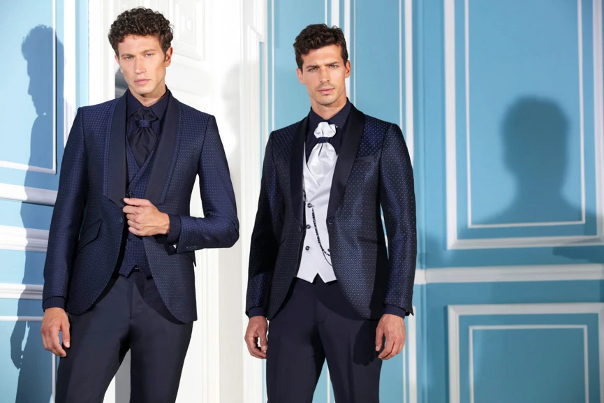 Petrelli Uomo, riferimento 004: due completi blu, uno con gilet chiaro e papillon