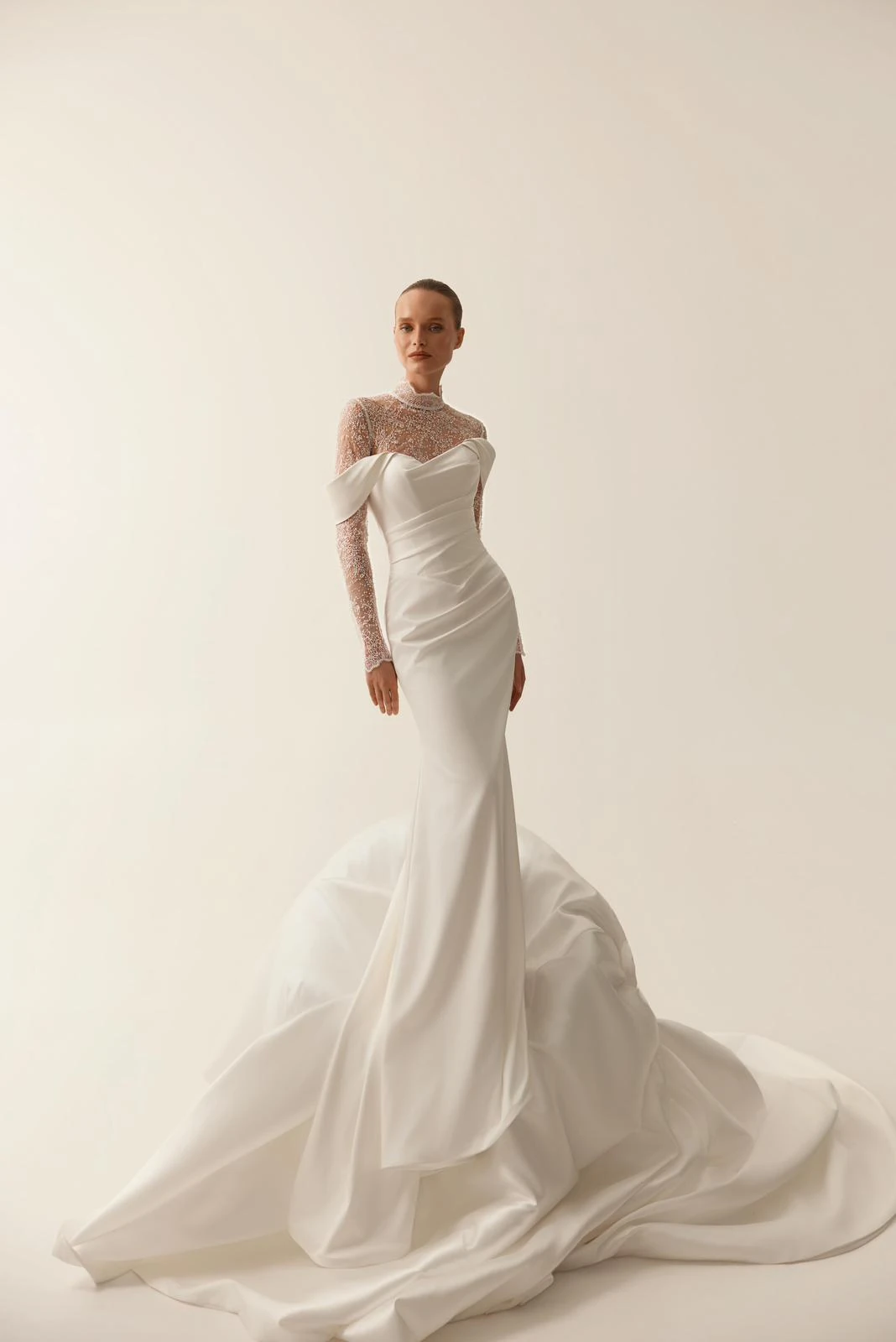 Abito da sposa dalla linea aderente con drappeggi e strascico. — selezione Maison Yana, riferimento 004