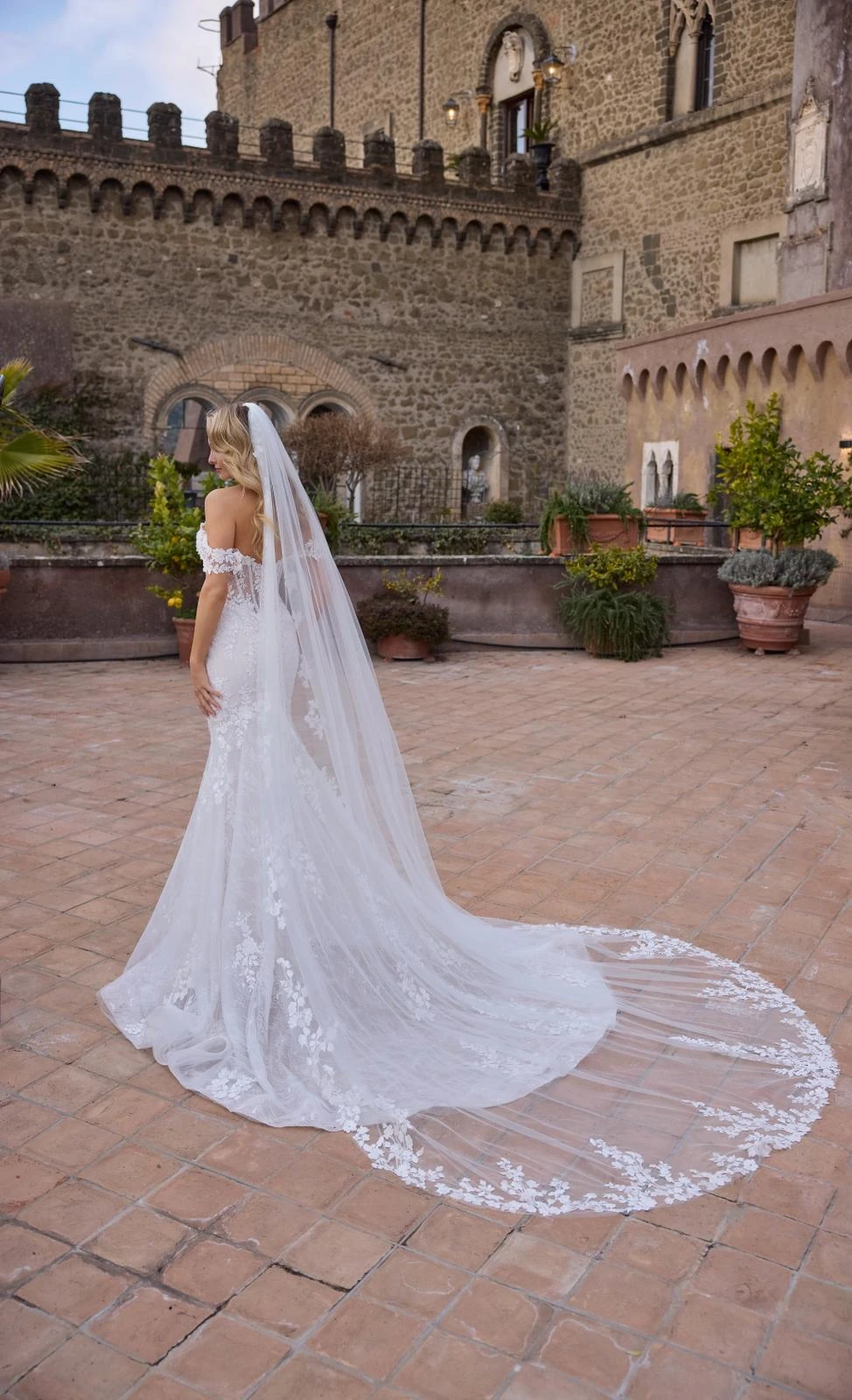 Abito da sposa Madeline Gardner: velo lungo nel cortile