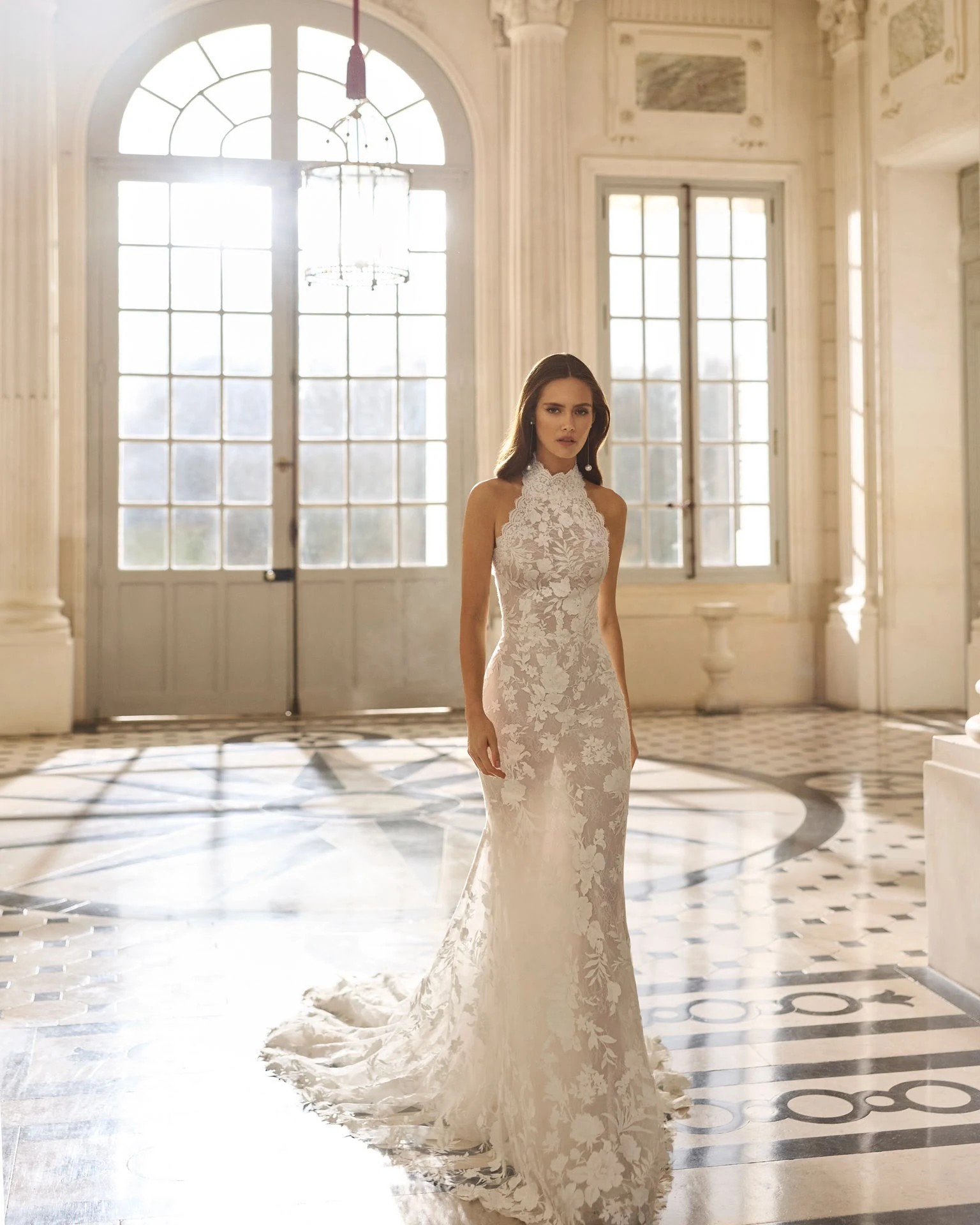 Abito da sposa AIRE Atelier: linea aderente e motivi floreali